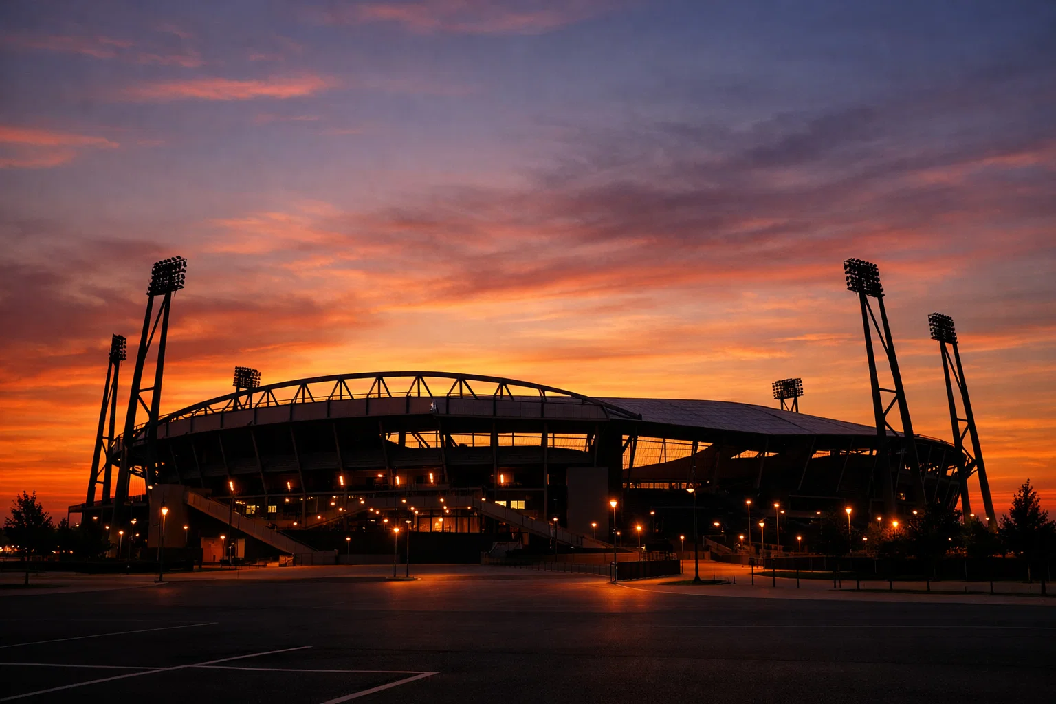 Fußballstadion bei Sonnenuntergang mit warmem Licht