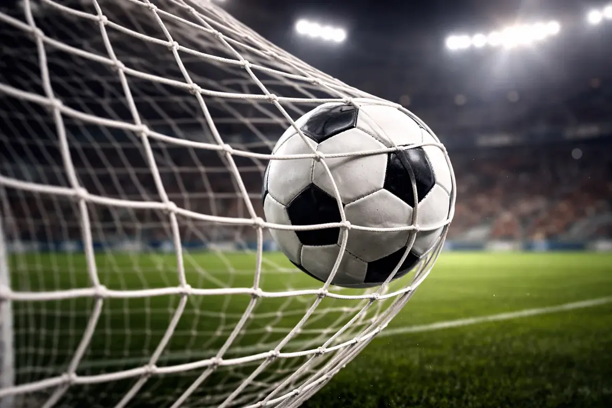 Fußball im Tornetz nach einem Treffer