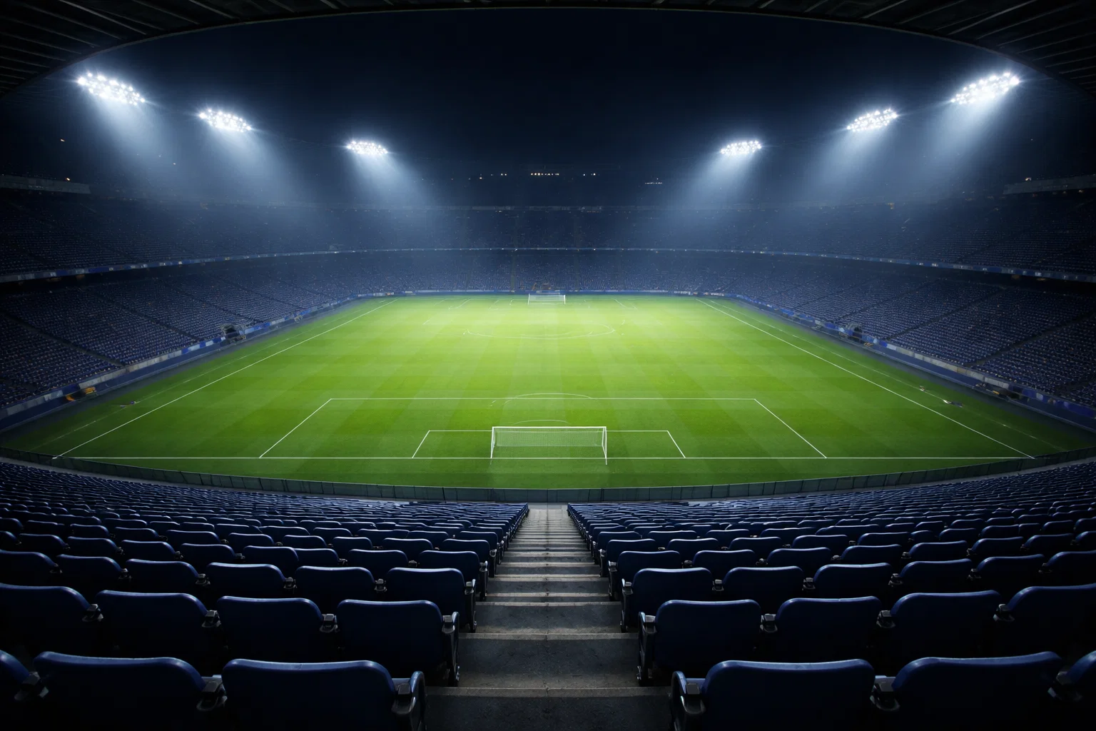 Blick von der Tribüne auf ein beleuchtetes Fußballfeld
